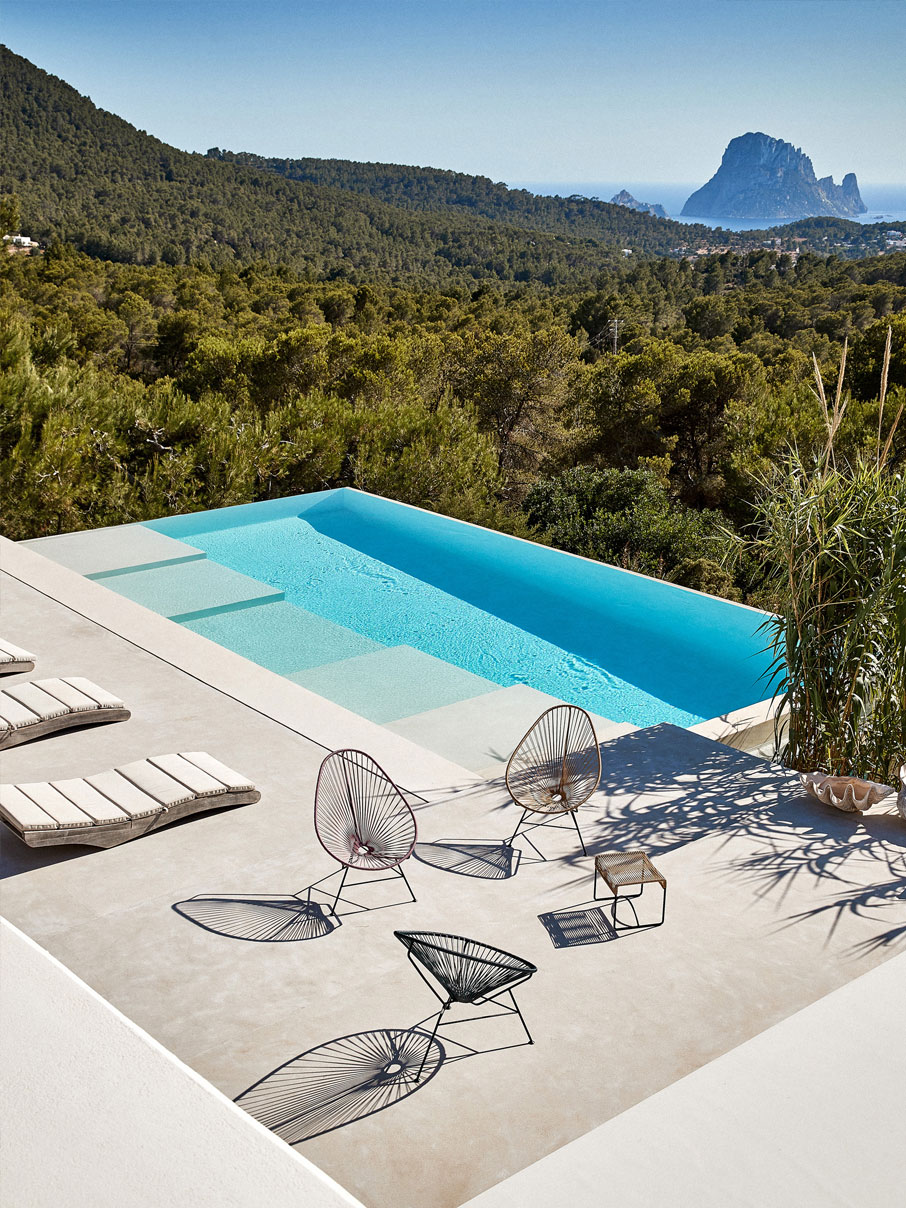 Acapulco-Chair-altrosa Original Acapulco Chairs in den Farben altrosa, petrol, beige vor Poolkulisse