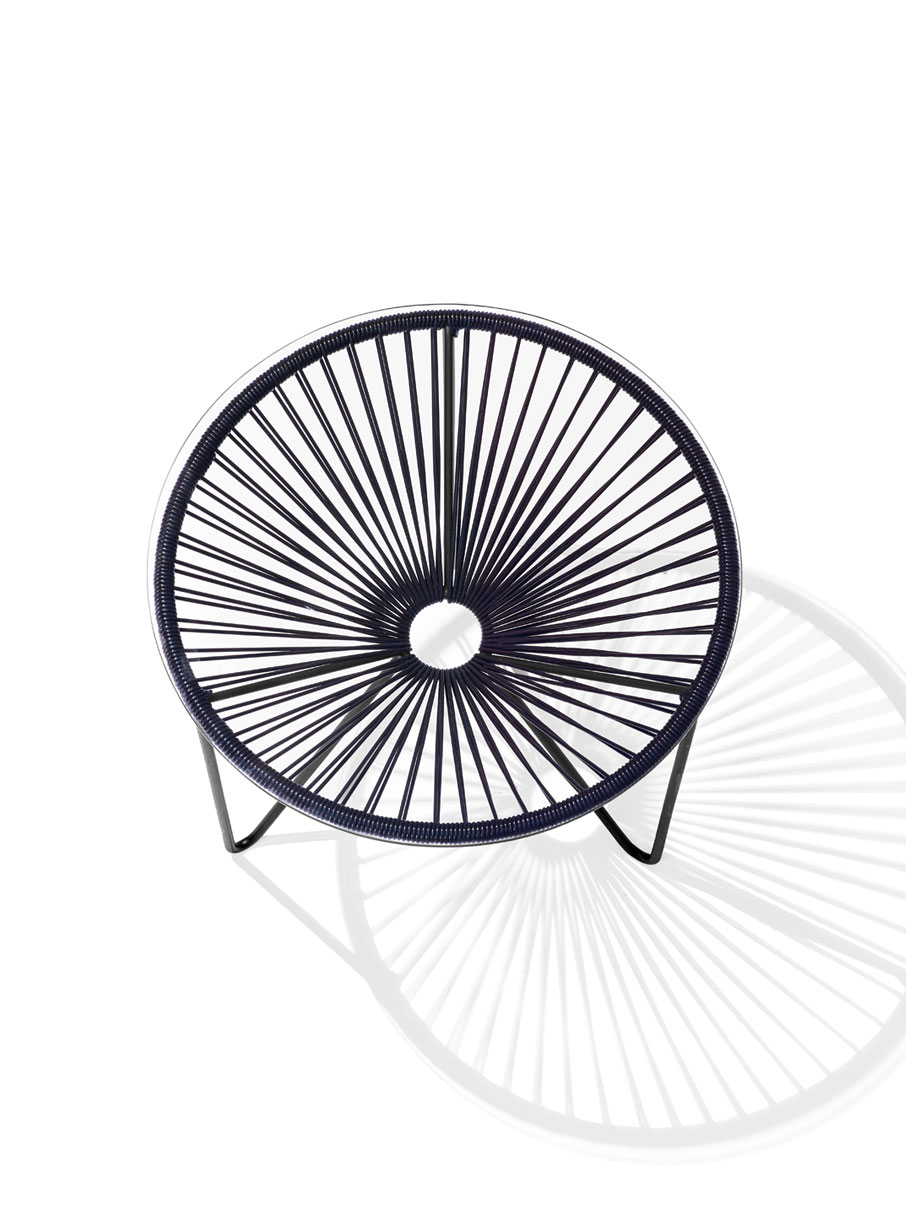 Acapulco-Chair-Tisch-schwarz Der Acapulco Chair Beistelltisch mit Glasplatte in Schwarz