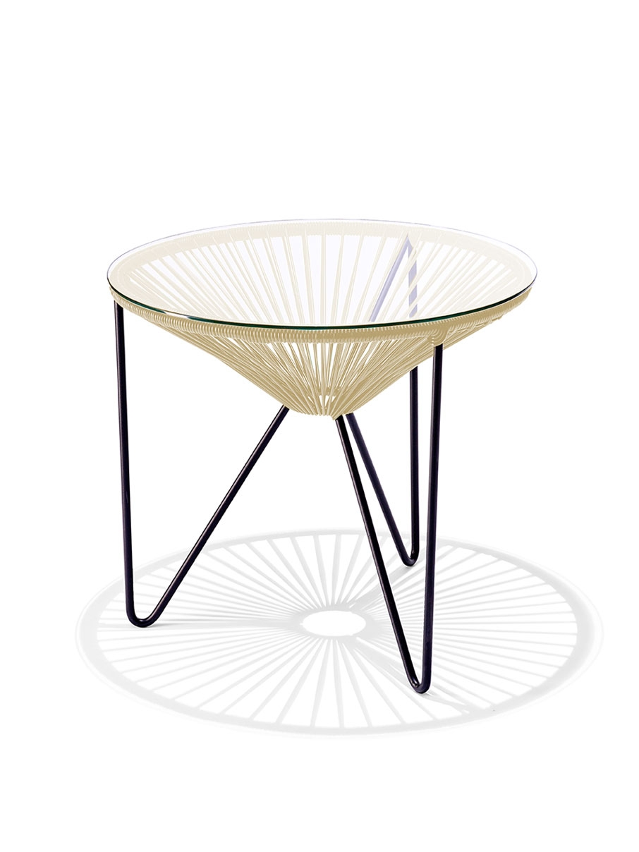 original-acapulco-chair-tisch-beige Der Original Acapulco Chair Beistelltisch mit Glasplatte in Beige