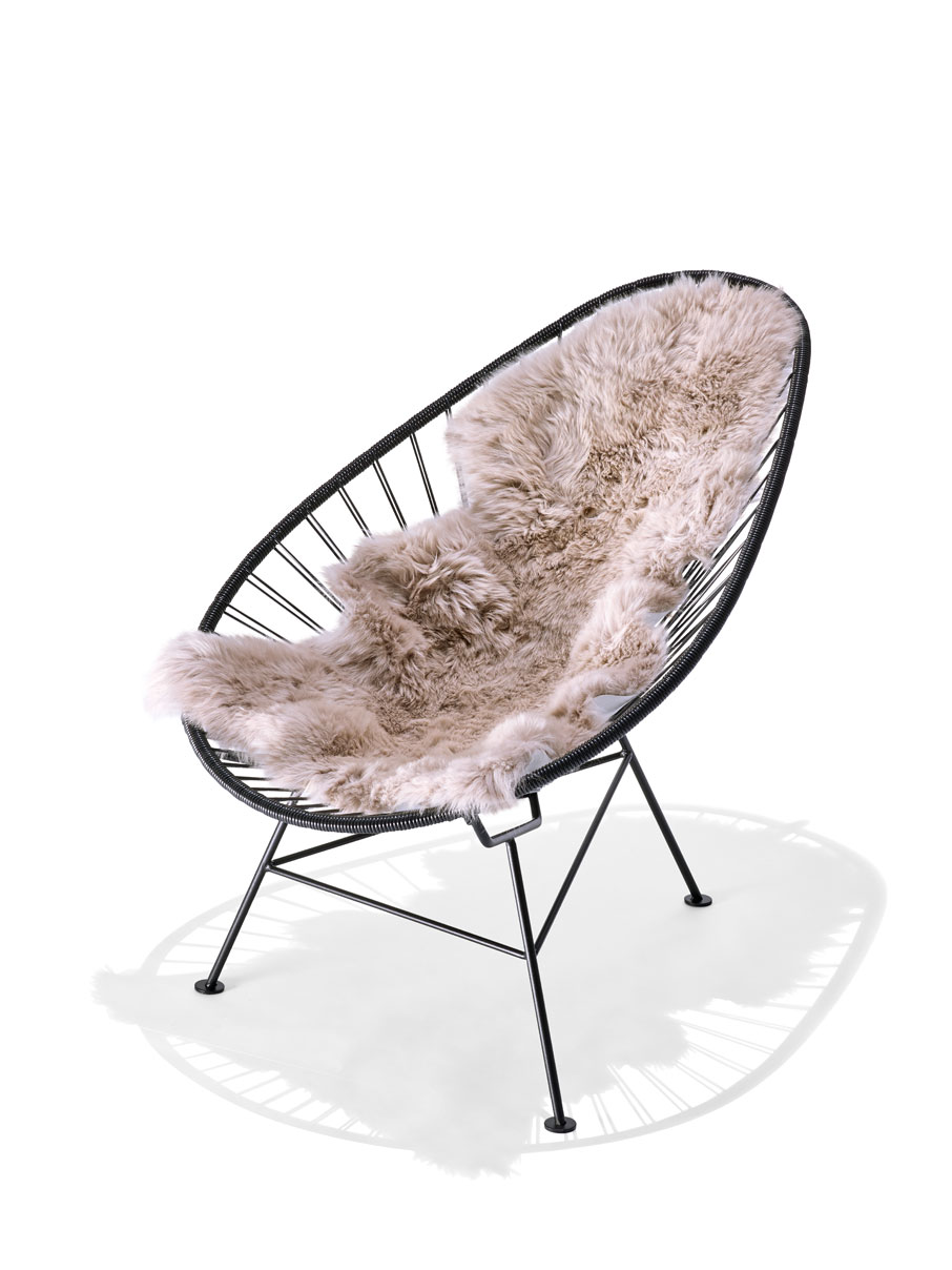 Lammfell-grau Original Acapulco Chair mit Merino Lammfell in der Farbe grau