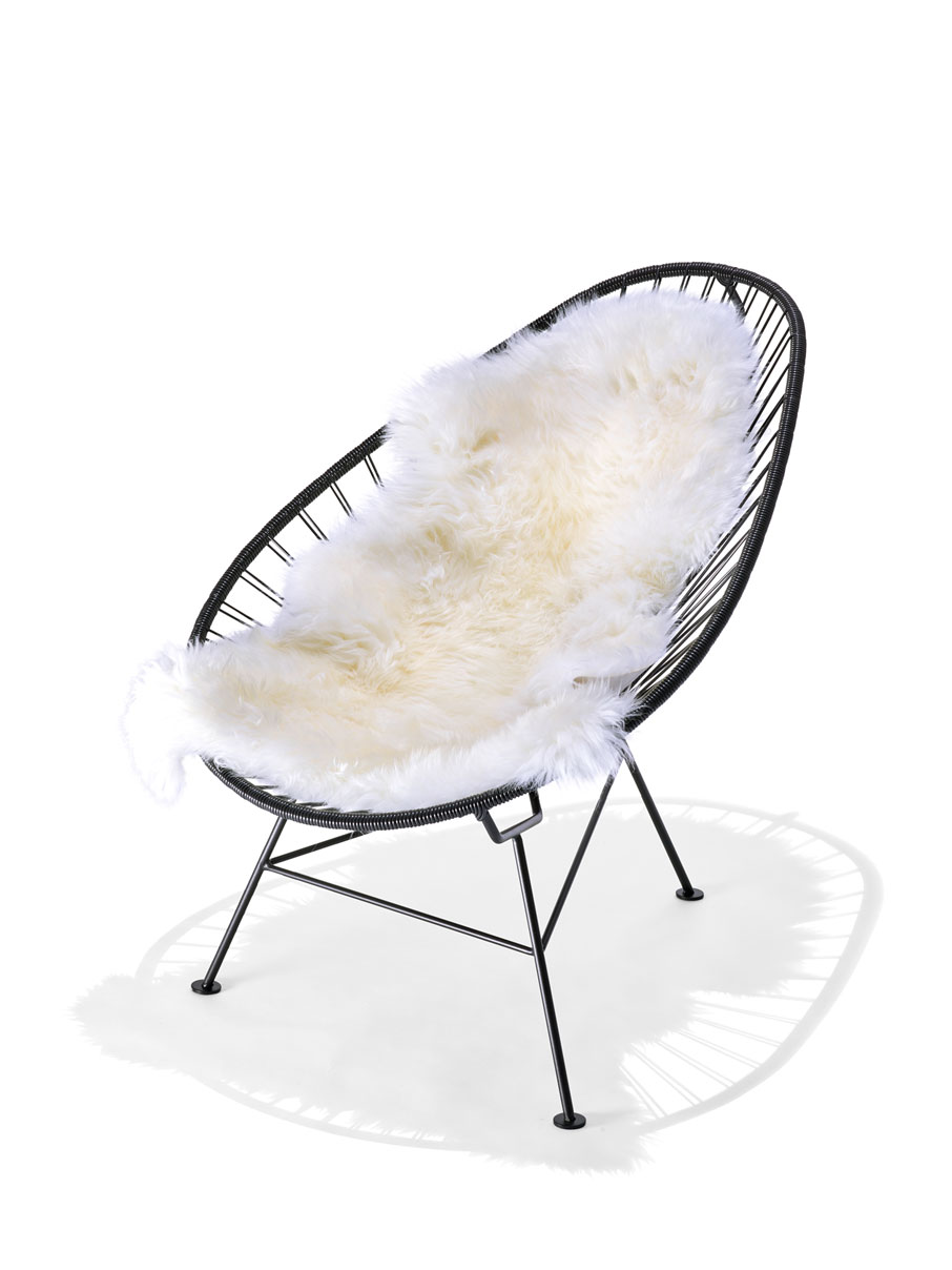Original Acapulco Chair mit Merino Lammfell in der Farbe weiss